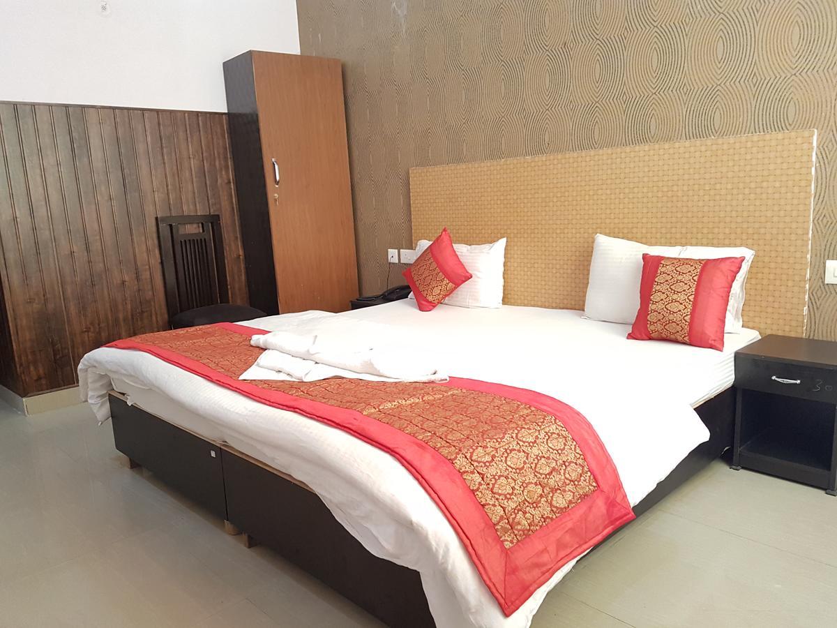 The Royal Crown Otel Gurgaon Dış mekan fotoğraf